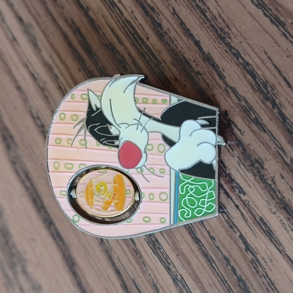 Warner Brothers Sylvester and Tweety Pin - Picture 1 of 3